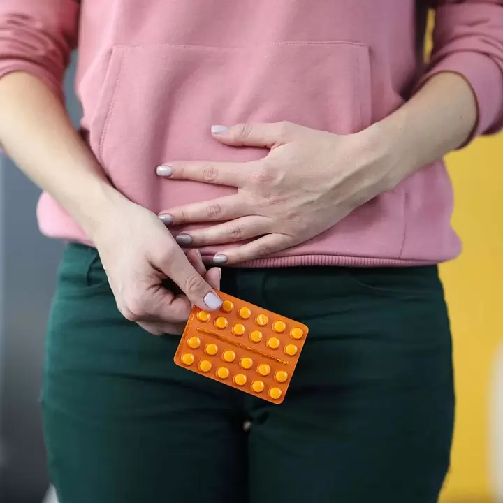 Para los síntomas de cistitis, una mujer necesita terapia con medicamentos.